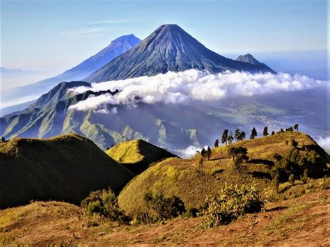 gunung-gunung di indonesia teh kaasup kana naon  Warta di luhur kaasup kana warta wandaGunung Sanggar adalah salah satu gunung tertinggi di Indonesia yang belum banyak dikenal orang, padahal gunung memiliki pesona yang tidak kalah dengan gunung lainnya